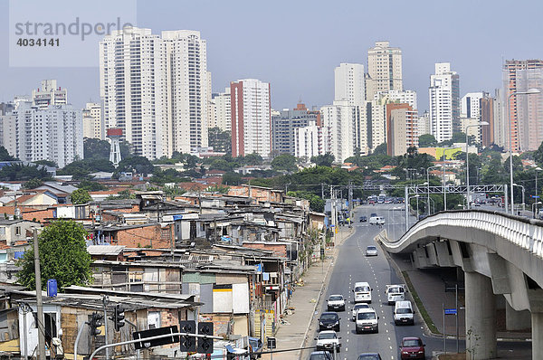 Die Favela ParaisÛpolis vor modernen Wolkenkratzern  Kontrast  Stadtteil Morumbi  Sao Paulo  Brasilien  Südamerika