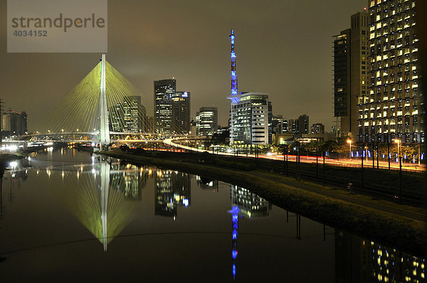Brücke Oct·vio Frias de Oliveira  eingeweiht am 10. Mai 2008  am Rio Pinheiros und moderne Hochhäuser  Stadtteil Morumbi  Sao Paulo  Brasilien  Südamerika