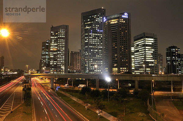 Moderne Wolkenkratzer  Sao Paulo Hilton Hotel bei Nacht  Stadtteil Morumbi  Sao Paulo  Brasilien  Südamerika