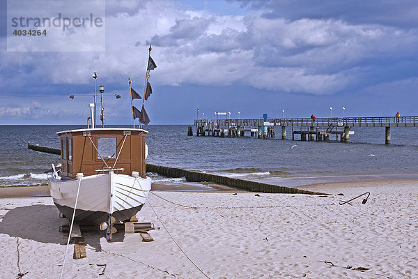 Fischerboot am Strand  Seebad Koserow  Insel Usedom  Mecklenburg-Vorpommern  Deutschland  Europa