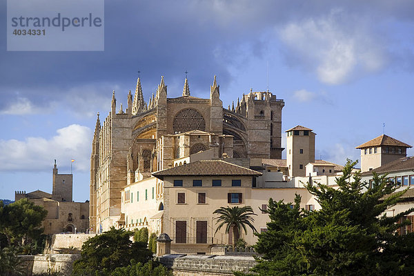 Palma de Mallorca  historische Gebäude  Kathedrale und Almudaina Palast. Mallorca  Balearen  Europa