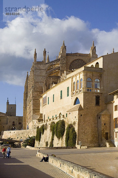 Palma de Mallorca  Palacio Episcopal  Bischofspalast und Kathedrale. Balearen  Spanien  Europa