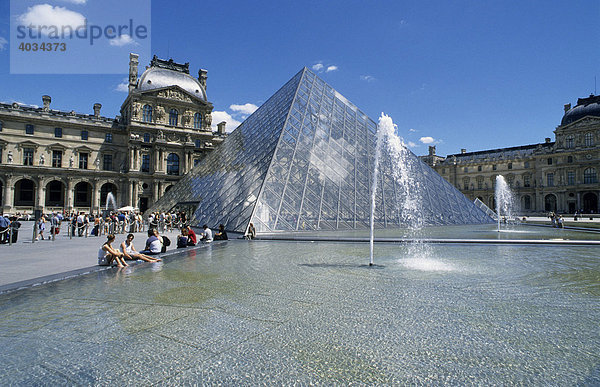 Die 22 Meter hohe Glaspyramide am Haupteingang des Louvre  Paris  Frankreich  Europa