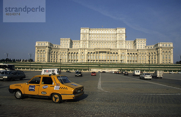 Monument des Größenwahns: ehemaliger Ceausescu-Palast  heute Palast des Parlaments  Bukarest  Rumänien  Europa