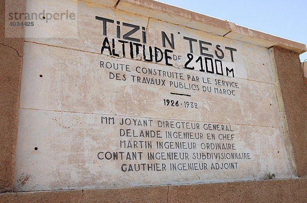Schild Tizi-n-Test-Pass 2100 m  am Tizi-n-Test-Pass  Hoher Atlas  Marokko  Afrika