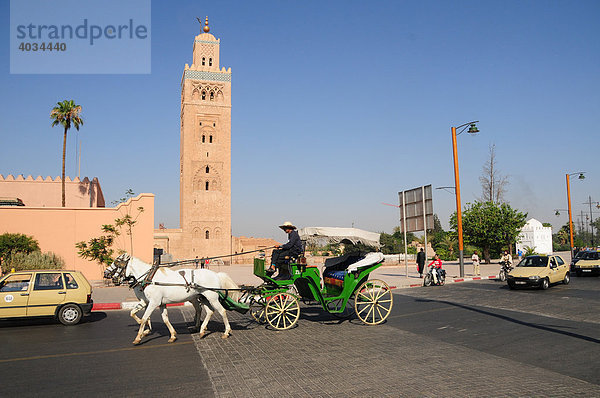 Kutsche vor der Koutoubiya-Moschee von 1158 mit dem einzigen fertiggestellten Minarett der Almohaden-Zeit  Marrakesch  Marokko  Afrika