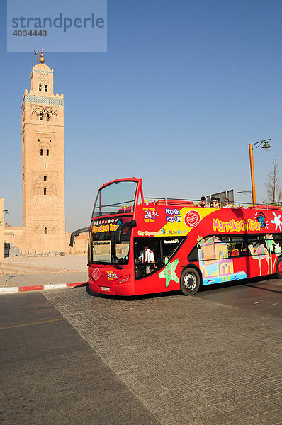 Doppeldeckerbus vor der Koutoubiya-Moschee  Marrakesch  Marokko  Afrika