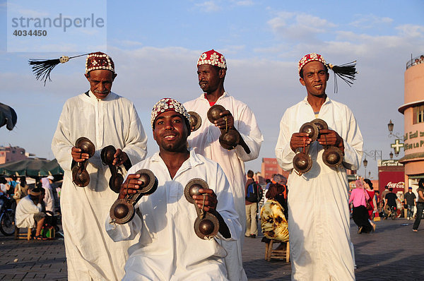 Straßenmusikanten auf der Place Djemma el-Fna  Gauklerplatz oder Platz der Gehenkten  Marrakesch  Marokko  Afrika