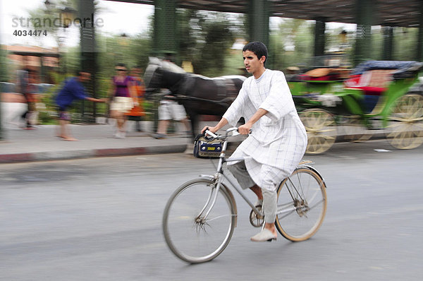 Mann auf Fahrrad  Marrakesch  Marokko  Afrika