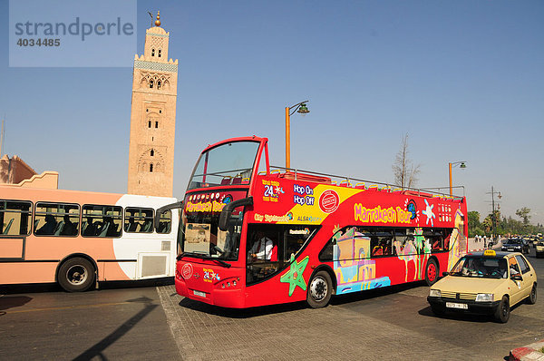 Doppeldeckerbus vor der Koutoubiya-Moschee  Marrakesch  Marokko  Afrika