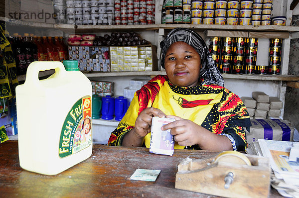 Verkäuferin in ihrem Lebensmittelgeschäft  Mto Wa Mbu  Tansania  Afrika