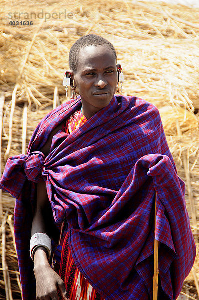 Massai-Krieger im Massai-Dorf Kiloki  Serengeti  Tansania  Afrika