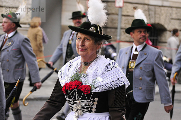 Trachtengruppe auf dem traditionellen Trachtenumzug zum Oktoberfest  München  Bayern  Deutschland  Europa