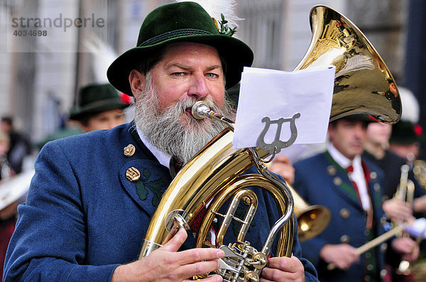 Musiker in Tracht auf dem traditionellen Trachtenumzug zum Oktoberfest  München  Bayern  Deutschland  Europa
