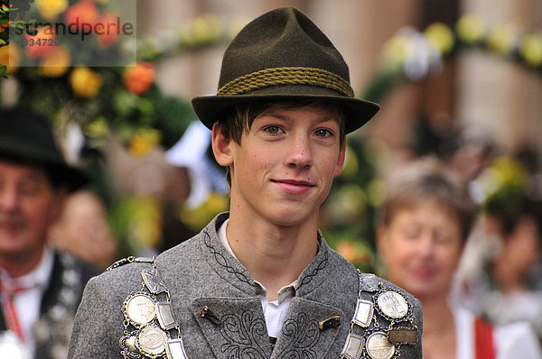 Junger Mann in Tracht auf dem traditionellen Trachtenumzug zum Oktoberfest  München  Bayern  Deutschland  Europa