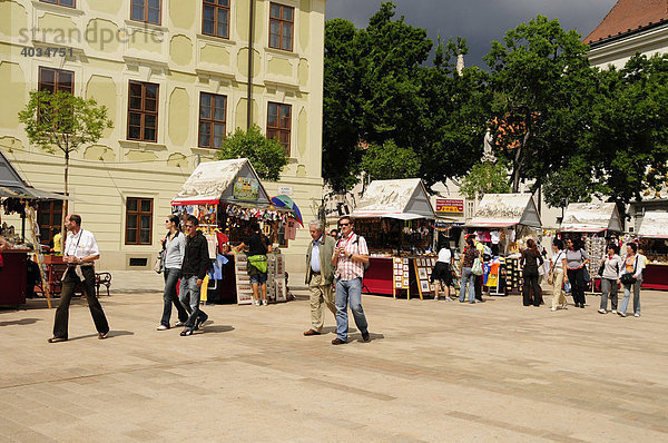 Hauptplatz vor dem Alten Rathaus  Stará radnica  Bratislava  ehemals Preßburg  Slowakei  Europa