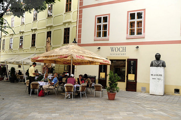 Touristen in einem Café vor dem Alten Rathaus  Stará radnica  Bratislava  ehemals Preßburg  Slowakei  Europa