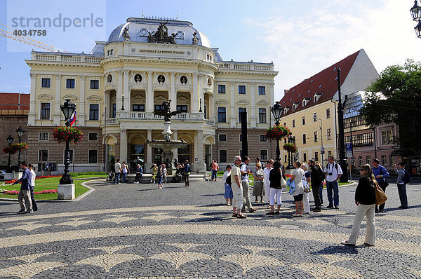 Touristen vor dem Slowakischen Nationaltheater  Slovenské národné divadlo  Bratislava  ehemals Preßburg  Slowakei  Europa