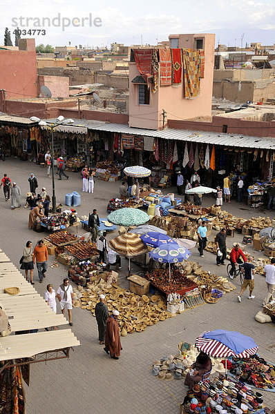 Suq  Markt  in der Medina  Altstadt  von Marrakesch  Marokko  Afrika