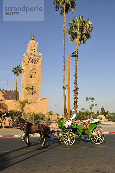 Kutsche vor der Koutoubiya-Moschee  Marrakesch  Marokko  Afrika