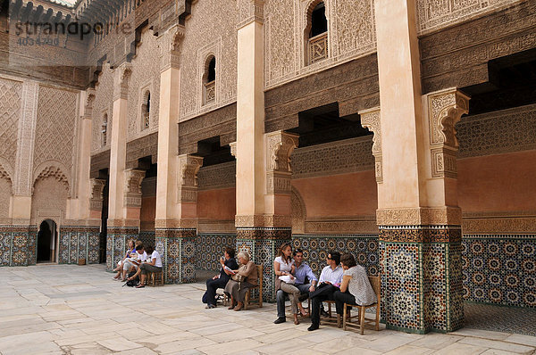 Touristen im Innenhof der Medersa Ben Youssef  Koranschule  in der Medina  Altstadt  von Marrakesch  Marokko  Afrika