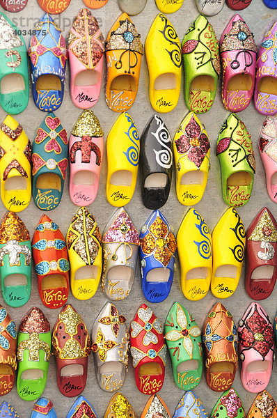Typisch marokkanische Pantoffeln als Kühlschrankmagneten in einem Souvenirgeschäft an der Place Djemma el-Fna  Platz der Gehenkten  Platz der Gaukler  Marrakesch  Marokko  Afrika