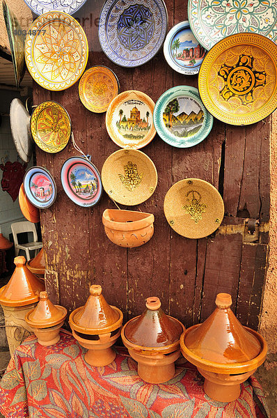 Keramik in einem Souvenirgeschäft an der Place Djemma el-Fna  Platz der Gehenkten  Platz der Gaukler  Marrakesch  Marokko  Afrika