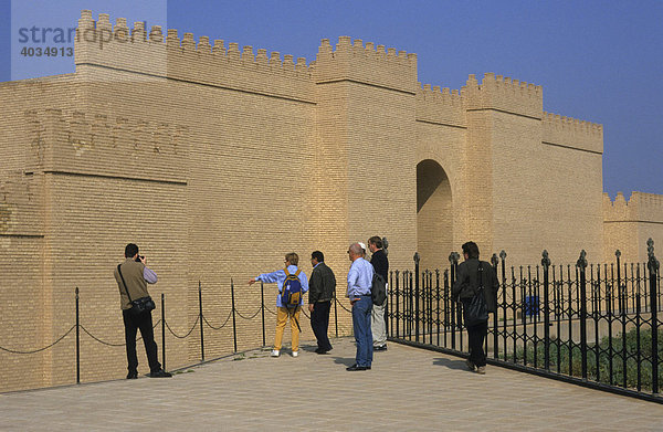 Touristen vor einem der Tore des Königspalasts Nebukadnezars II.  Rekonstruktion  Babylon  Irak  Naher Osten