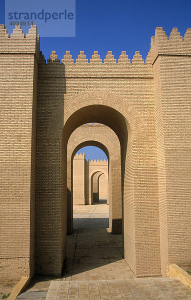 Durchblick vom Haremshof zum Haupteingang des Königspalasts Nebukadnezars II.  Rekonstruktion  Babylon  Irak  Naher Osten