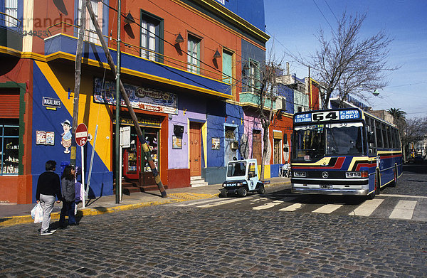 Bus vor bunter Fassade im Hafenviertel La Boca  Buenos Aires  Argentinien  Südamerika Hausfassade
