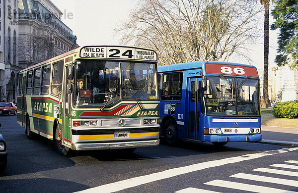 Busse auf der Avenida 9 de Julio  Buenos Aires  Argentinien  Südamerika