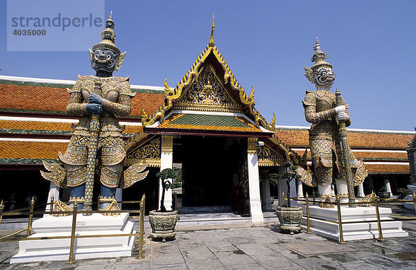 Dämonische Wächterfiguren vor dem buddhistischen Kloster Wat Phra Keo  Bangkok  Thailand  Asien