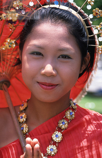 Junge Thailänderin in traditionellem Kostüm vor dem hinduistisch-buddhistischen Kloster Wat Arun  Bangkok  Thailand  Asien