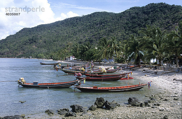 Fischerboote  Longtail-Boote  im Hafen von Hat Rin  Insel Koh Pha Ngan  Thailand  Asien