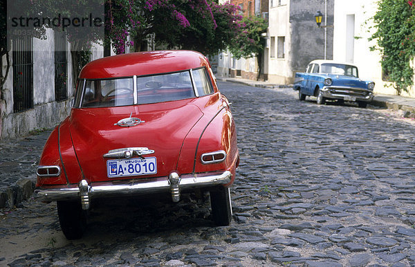Oldtimer in einer kopfsteingepflasterten Straße von Colonia del Sacramento  Uruguay  Südamerika
