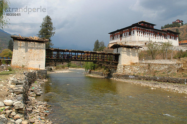 Dzong  buddhistische Klosterfestung  von Paro  Bhutan  Himalaja  Asien