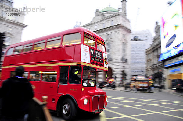 Typischer Doppeldeckerbus am Picadilly Circus  London  England  Großbritannien  Europa
