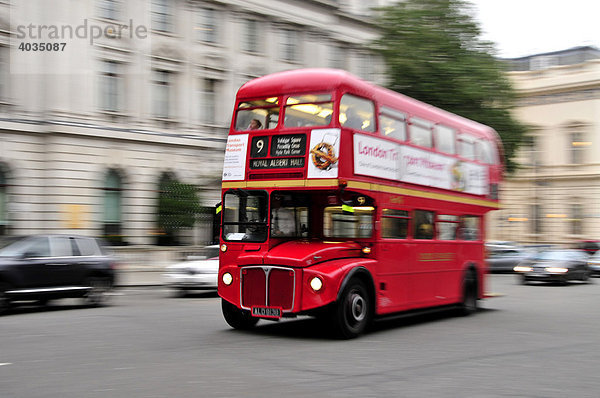 Typischer Doppeldeckerbus  Regent Street  London  England  Großbritannien  Europa