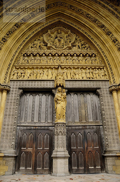 Gotisches Eingangsportal von Westminster Abbey  Krönungskirche und Begräbnisstätte der englischen Könige  London  England  Großbritannien  Europa