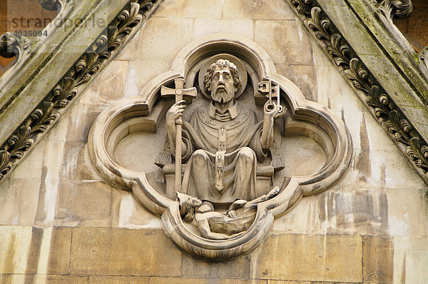 Detail der gotischen Fassade von Westminster Abbey  Krönungskirche und Begräbnisstätte der englischen Könige  London  England  Großbritannien  Europa