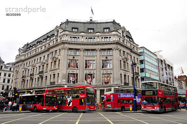 Typische Doppeldeckerbusse am Oxford Circus  London  England  Großbritannien  Europa