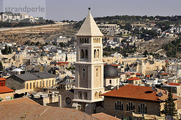 Turm des russisch-orthodoxen Klosters Alexander Nyevsky vor der Altstadtkulisse von Jerusalem  Israel  Naher Osten  Orient