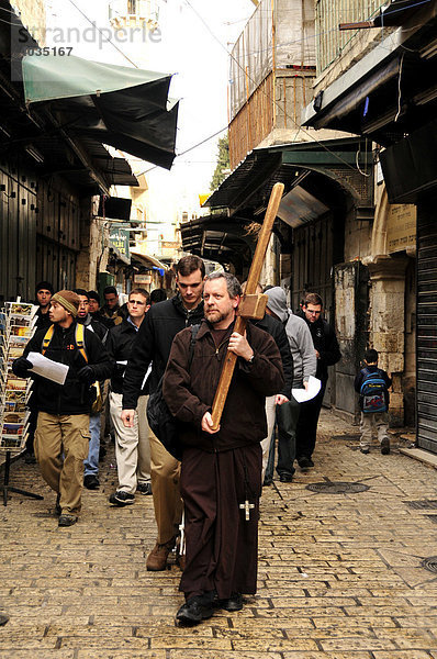 Christliche Pilger mit Holzkreuz auf der Via Dolorosa  dem Leidensweg Christi  Jerusalem  Israel  Naher Osten  Orient