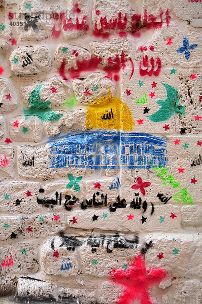 Graffito mit einem Bild des Felsendoms an einer Hauswand im muslimischen Viertel von Jerusalem  Israel  Naher Osten  Orient