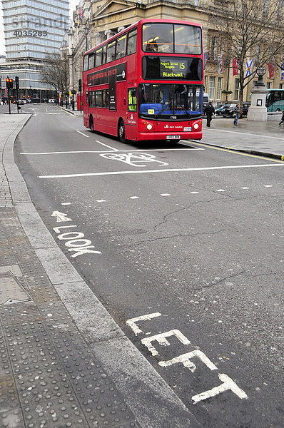 Typischer Doppeldeckerbus auf dem Trafalgar Square  Linksverkehr  look left  London  England  Großbritannien  Europa