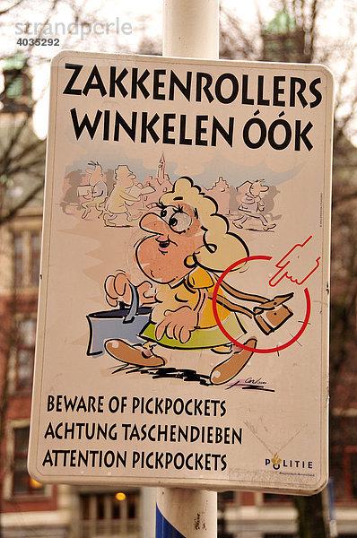 Schild Vorsicht vor Taschendieben in der Innenstadt von Amsterdam  Holland  Niederlande  Europa