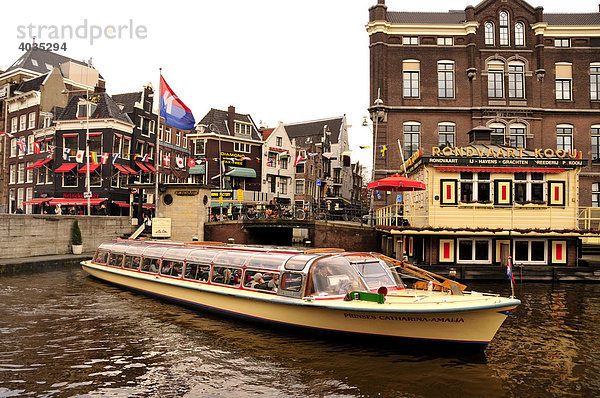 Boot in einer Gracht in der Innenstadt von Amsterdam  Holland  Niederlande  Europa
