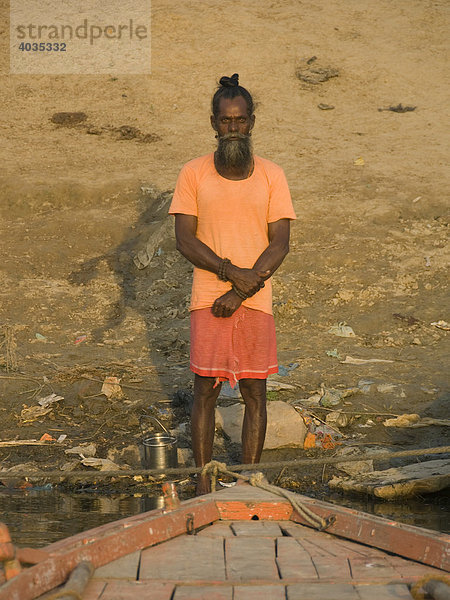 Meditierender Inder  Holzboot im Vordergrund  Varanasi  Benares  Uttar Pradesh  Indien  Südasien  Asien