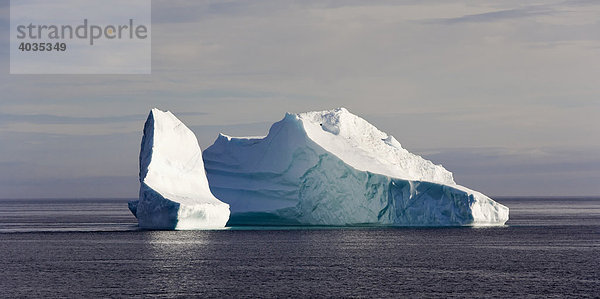 Treibender Eisberg in der Gabriel Strait  Lower Savage Islands  Nunavut  Kanada  Nordamerika