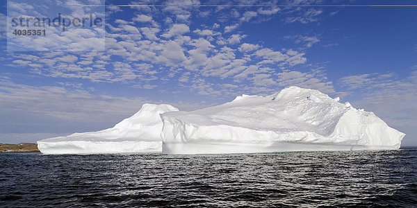 Treibender Eisberg in der Gabriel Strait  Lower Savage Islands  Nunavut  Kanada  Nordamerika